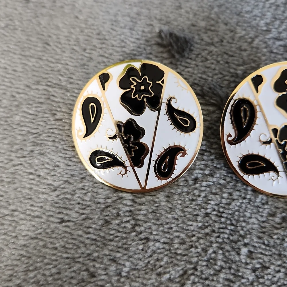 Cloisonne, Woman's, Earrings, White Background, Blk Flowers, Gold Tone Outline - Picture 3 of 4